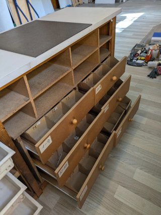 Mostrador de madera con cristal