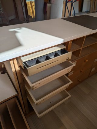 Mostrador de madera con cristal