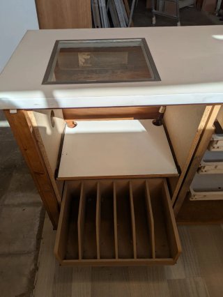 Mostrador de madera con cristal
