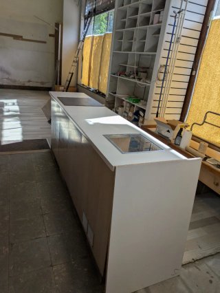 Mostrador de madera con cristal