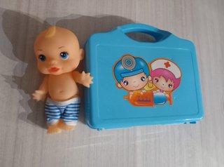 Muñeco bebé y maletín médico azul