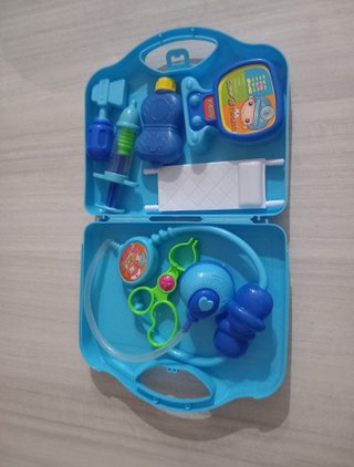 Muñeco bebé y maletín médico azul