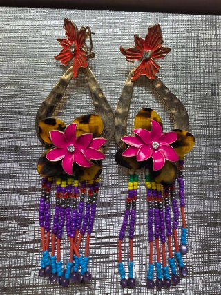 Pendientes largos con flores y abalorios