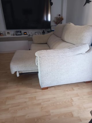 Sofá de tela beige