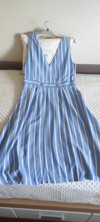 Vestido azul con rayas blancas