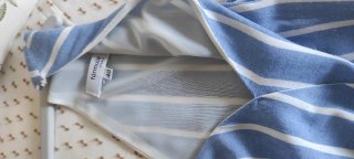 Vestido azul con rayas blancas