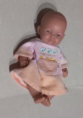 Muñeca bebé con vestido rosa