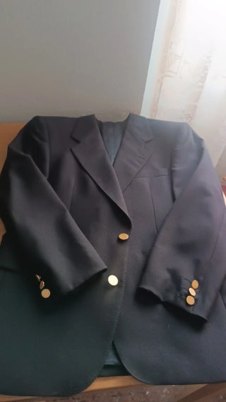 Traje negro para hombre bajito