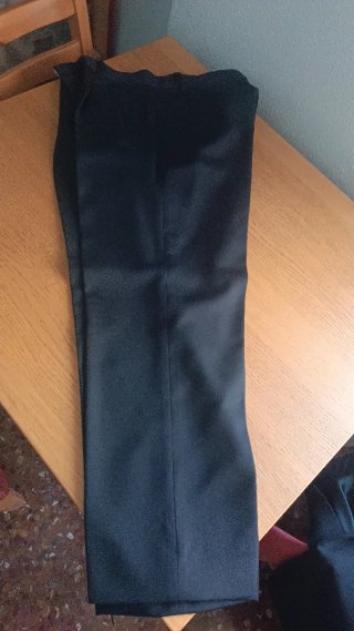 Traje negro para hombre bajito