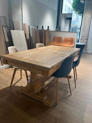 Mesa de comedor de madera.