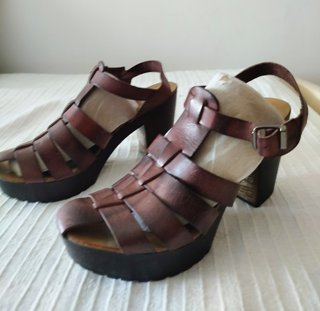 Sandalias de piel marrón