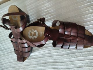Sandalias de piel marrón
