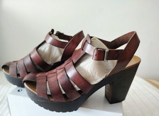 Sandalias de piel marrón