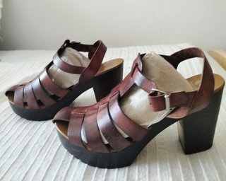 Sandalias de piel marrón