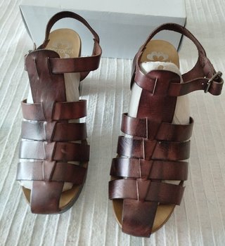 Sandalias de piel marrón