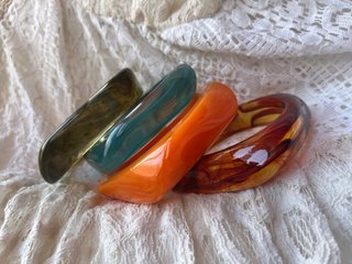 Pulseras acrílicas naranjas y turquesas