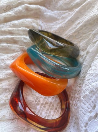 Pulseras acrílicas naranjas y turquesas