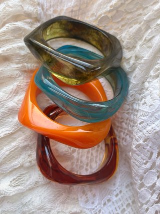Pulseras acrílicas naranjas y turquesas