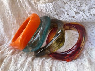 Pulseras acrílicas naranjas y turquesas