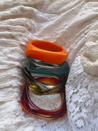 Pulseras acrílicas naranjas y turquesas