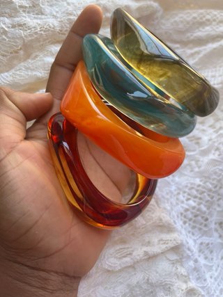 Pulseras acrílicas naranjas y turquesas