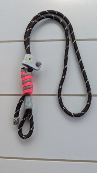 Colgante gafas paracord marrón y rosa
