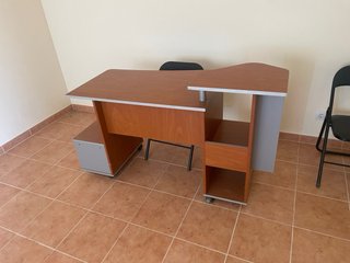 Escritorio madera y metal con bandeja