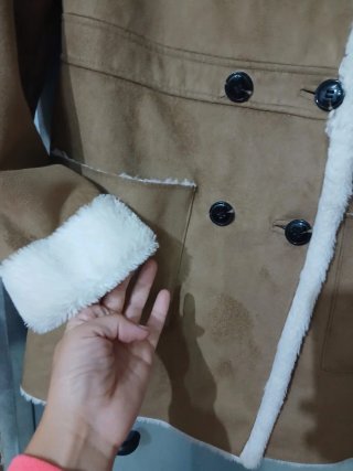 Abrigo de piel marrón y blanco
