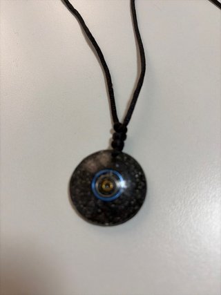 Dos colgantes con cordón