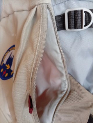 Mochila Quechua gris y roja
