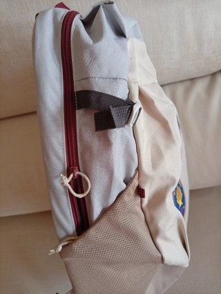 Mochila Quechua gris y roja