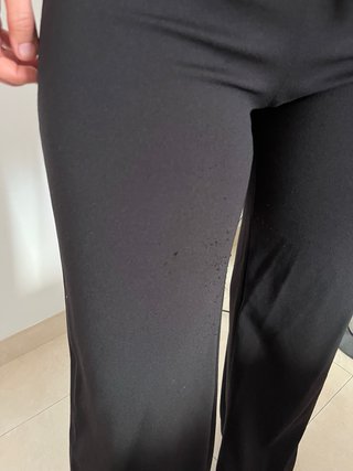 Mono negro elegante con volante