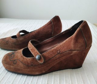 Zapatos cuña piel marrón