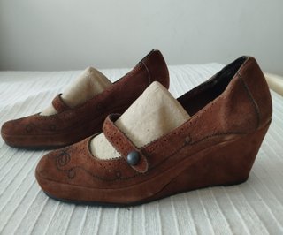 Zapatos cuña piel marrón