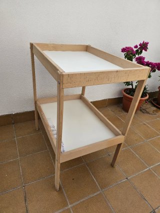Cambiador IKEA madera y blanco