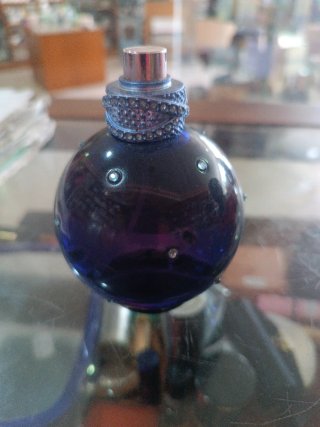 Perfume esfera azul con detalles plateados