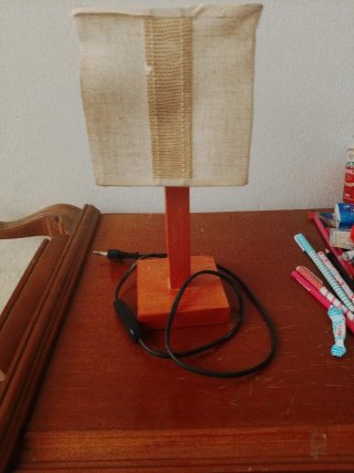 Lámpara de mesa vintage tela y madera