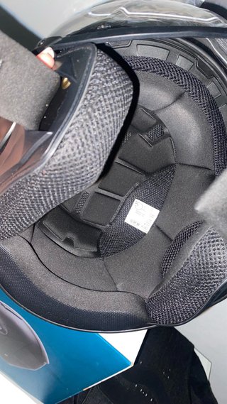 Casco de moto negro con visera.