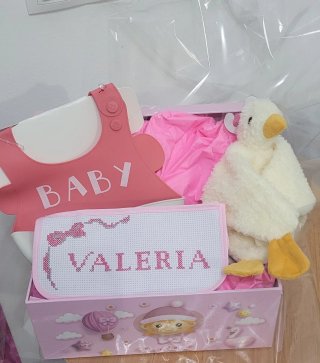 Cesta regalo bebé personalizada
