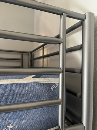 Cama alta con escritorio. Estructura metálica