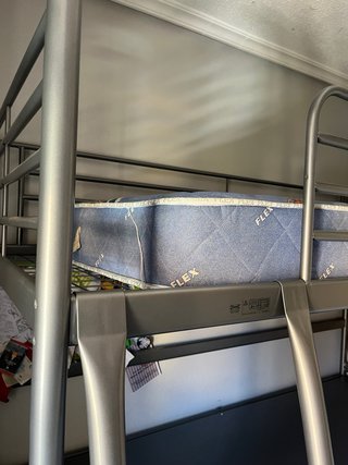 Cama alta con escritorio. Estructura metálica