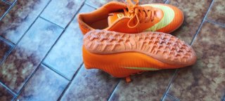 Zapatillas de fútbol naranjas