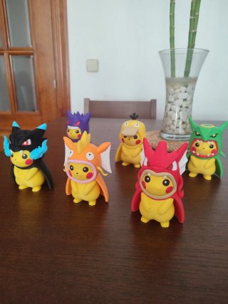 Figura Pikachu Poncho Pokémon