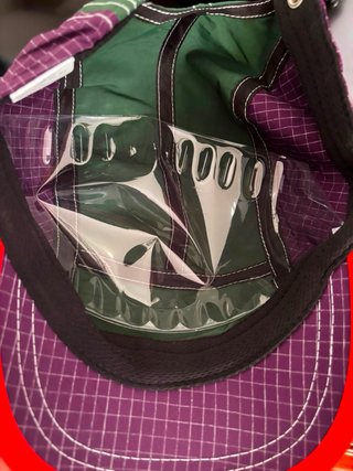 Gorra deportiva WASI verde y morada