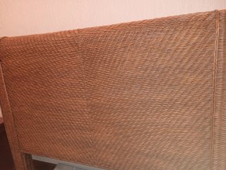 Comodini in legno e vimini con testiera