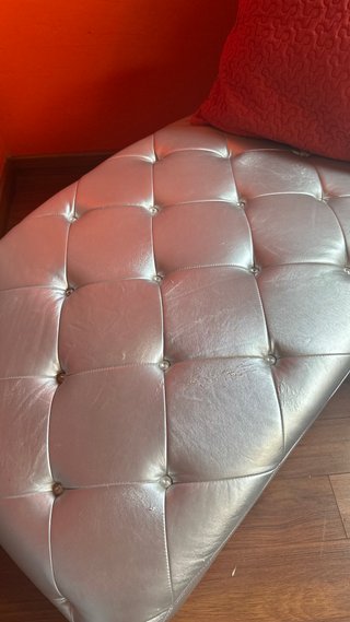 Dormitorio: Cama, Espejo y Sofá
