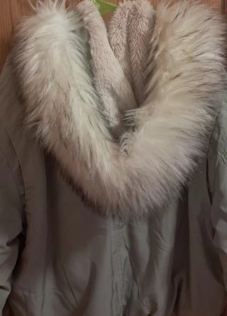 Cazadora verde.