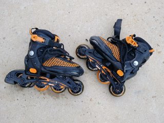 Patines en línea negros con detalles amarillos