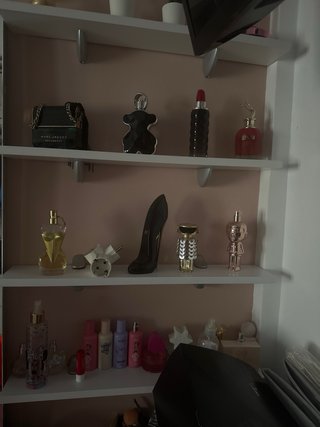 Tocador con espejo y detalles metálicos