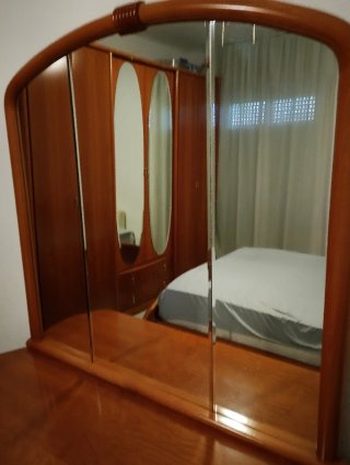 Tocador de madera con espejo
